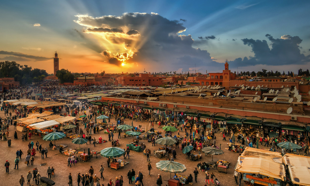 Vivez l’authenticité de la Médina de Marrakech avec Donia Tours – Voyages sur mesure, visites guidées et expériences uniques dans la ville rouge